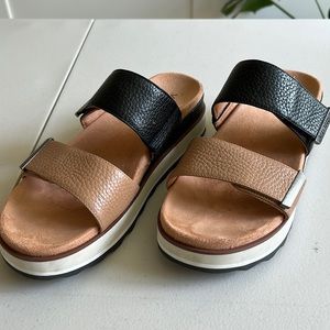 Vionic sandal in women’s size 9.